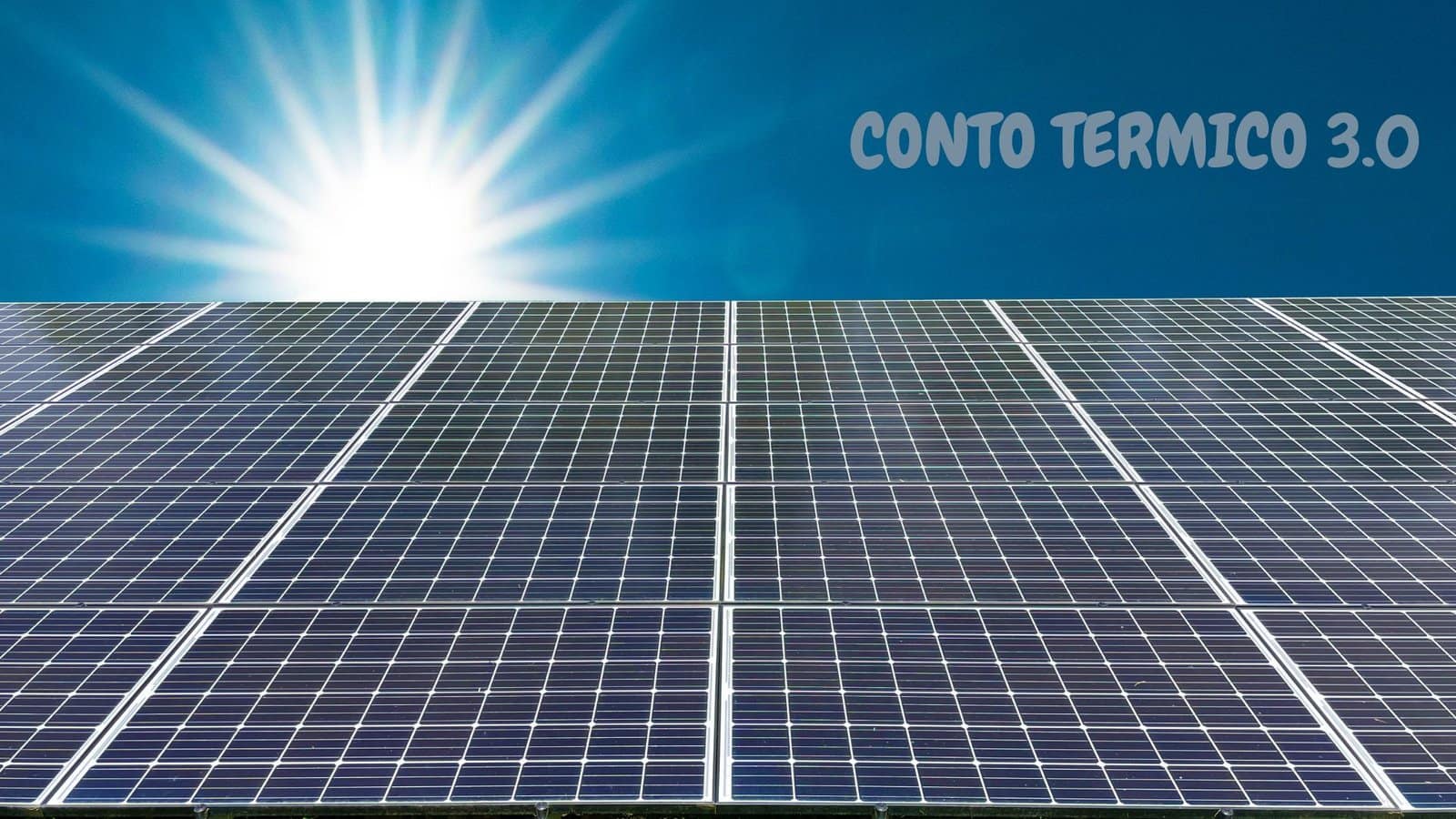 File di pannelli fotovoltaici controluce, con la scritta Conto Termico 3.0