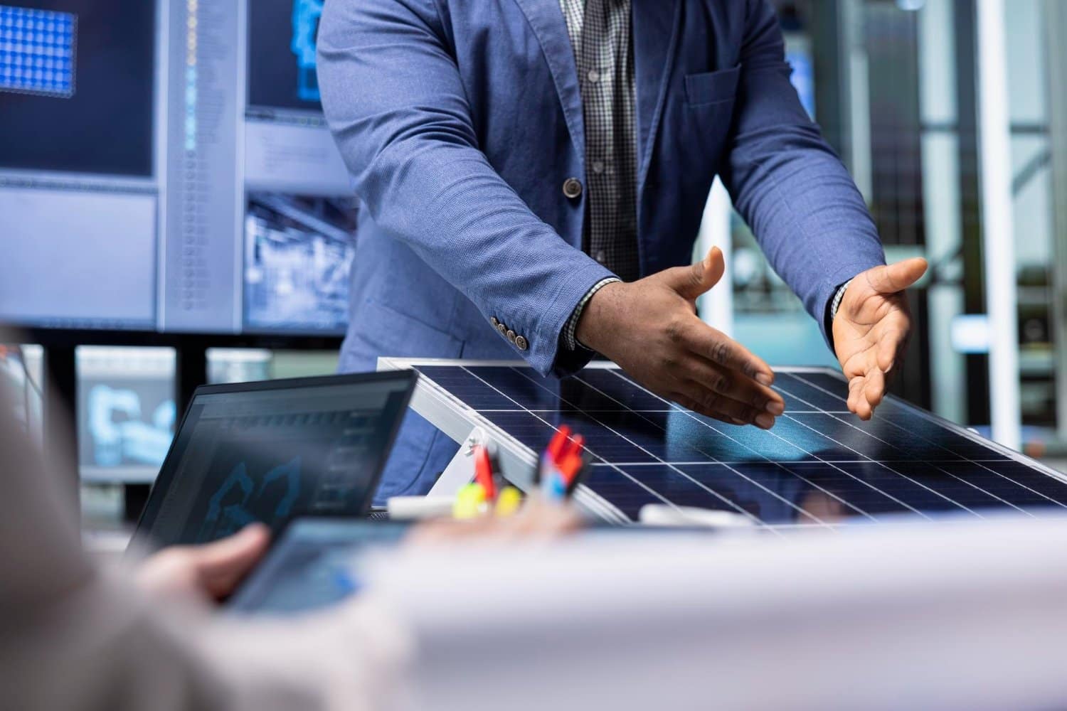 Un modulo fotovoltaico appoggiato al tavolo durante una riunione tecnica in azienda