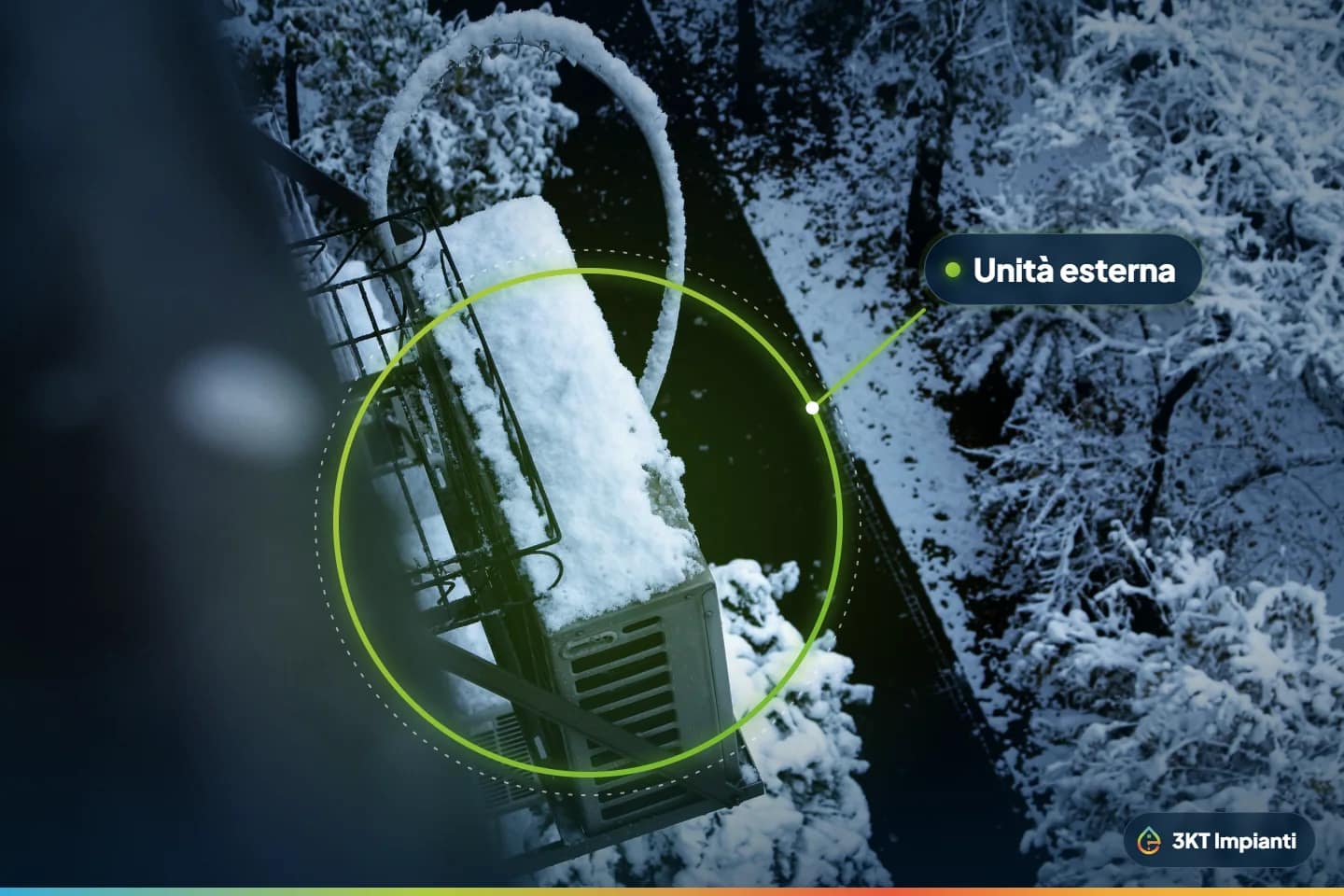 Unità esterna coperta di neve su un balcone, con alberi innevati sotto