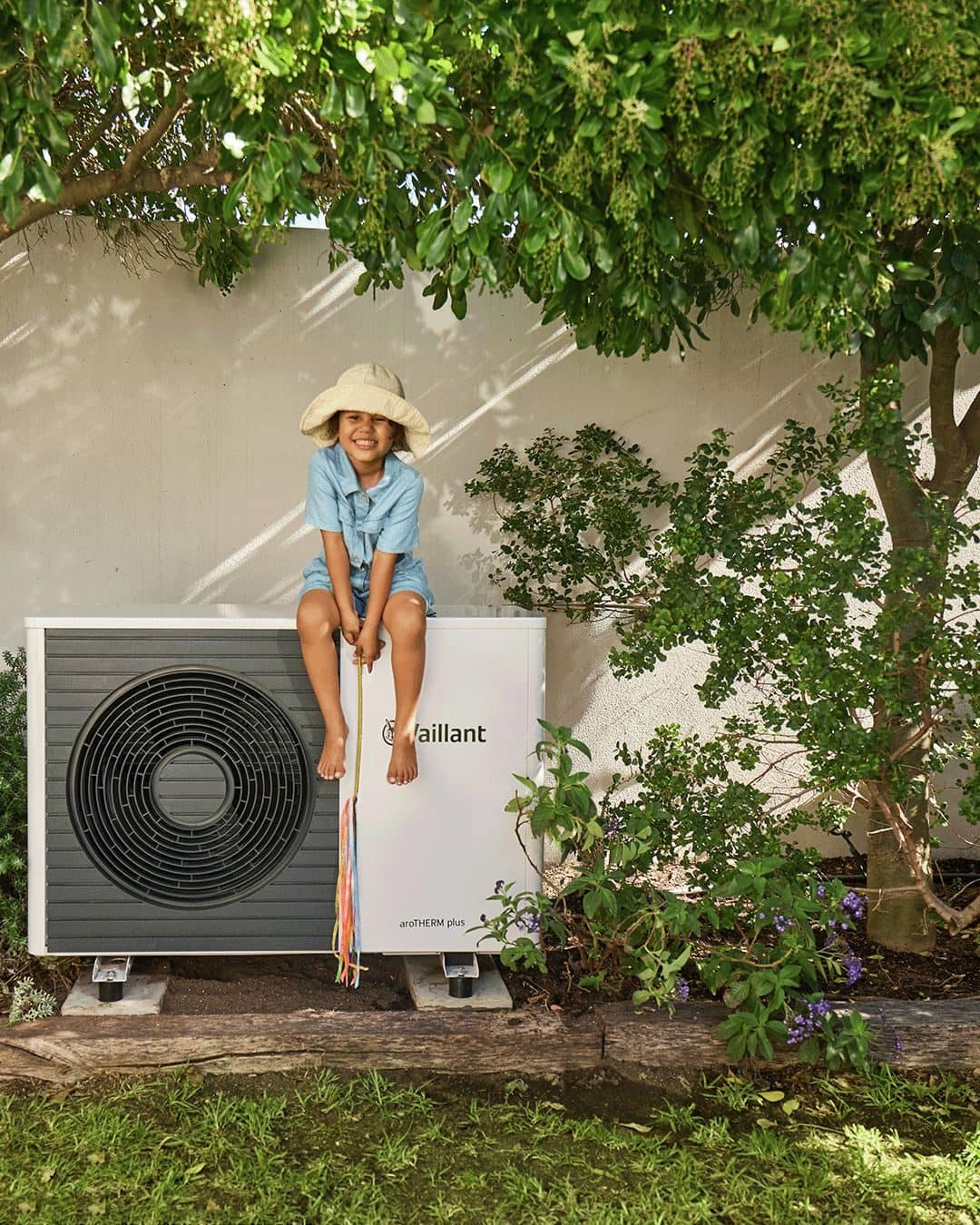 Unità esterna di una pompa di calore aria-acqua installata in giardino