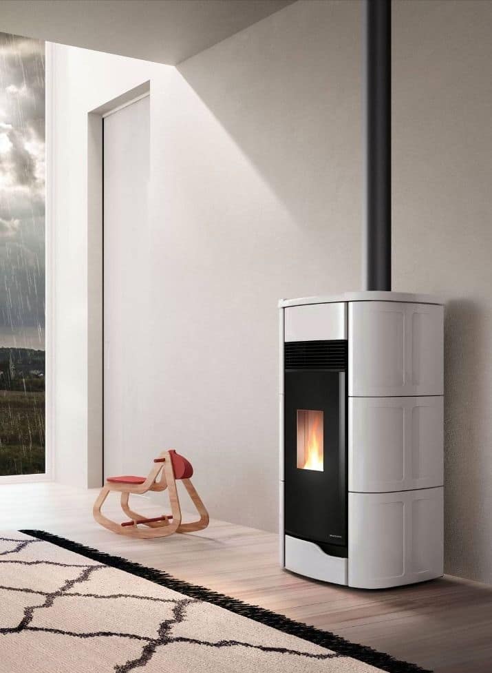 Stufa a pellet bianca in ceramica con scarico fumi verso l’alto
