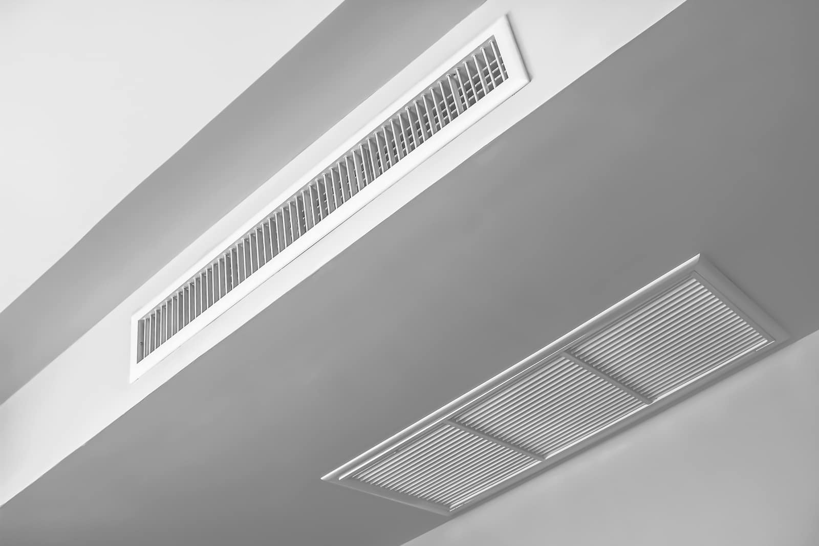 Griglie di mandata e di ripresa dell’aria incassate in un controsoffitto bianco