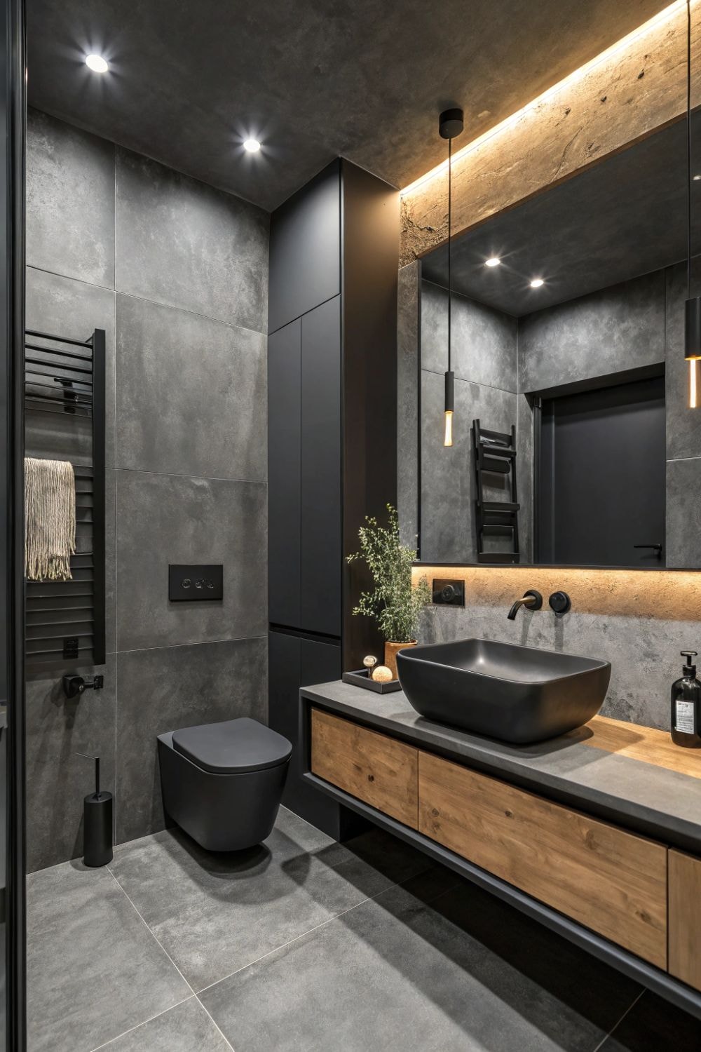 Bagno grigio con mobile in legno, lavabo nero e scaldasalviette