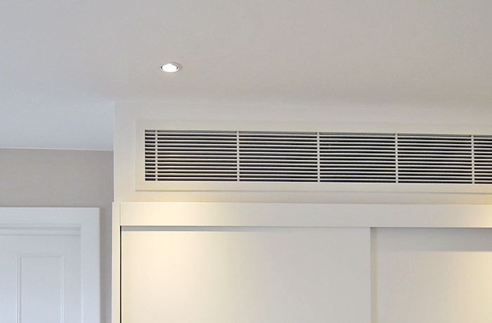 Griglia lineare di un climatizzatore canalizzato incassata nel controsoffitto