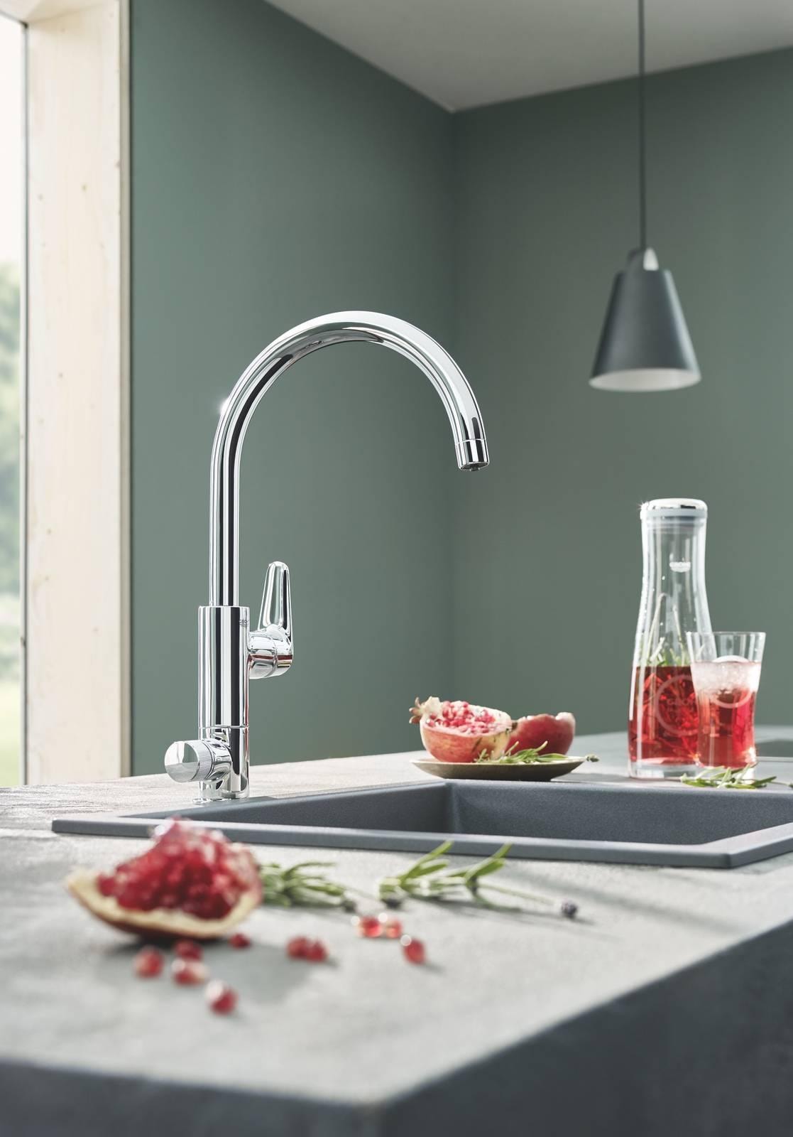 Rubinetto cromato per acqua filtrata su un lavello da cucina