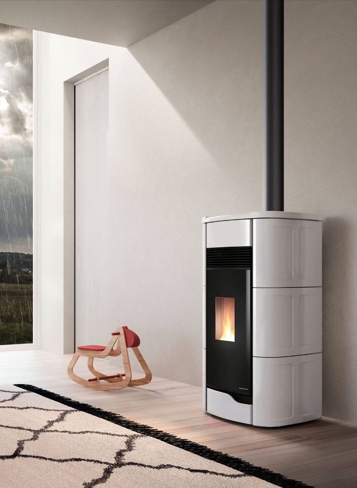 Stufa a pellet bianca in ceramica con scarico fumi verso l’alto