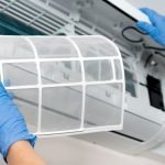 tecnico che toglie filtri condizionatore