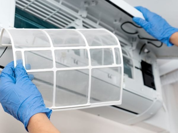 tecnico che toglie filtri condizionatore