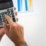 mano con calcolatrice