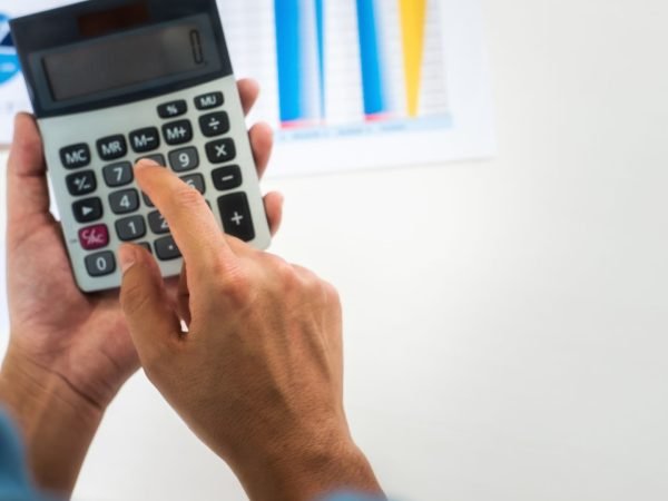 mano con calcolatrice