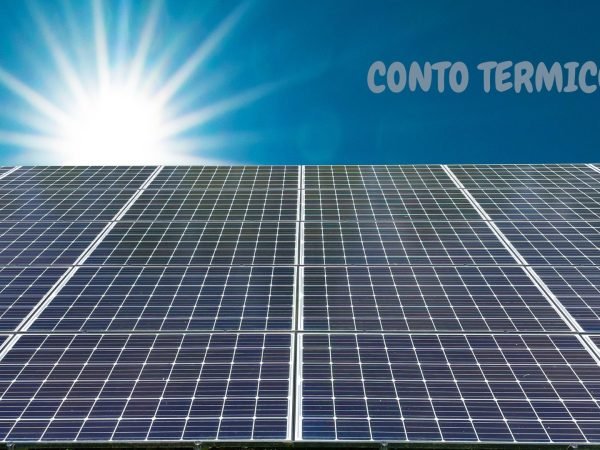 pannelli solari con scritta