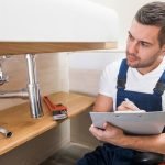 idraulico che aggiusta un lavello