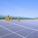 addetti ai lavori su pannelli fotovoltaici con sopra cielo azzurro
