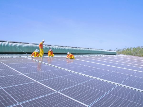 addetti ai lavori su pannelli fotovoltaici con sopra cielo azzurro