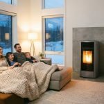 Famiglia sul divano davanti alla televisione