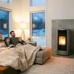 Famiglia sul divano davanti alla televisione